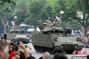 梦见螃蟹美国纪念陆军成立250周年阅兵仪式在华盛顿举行
